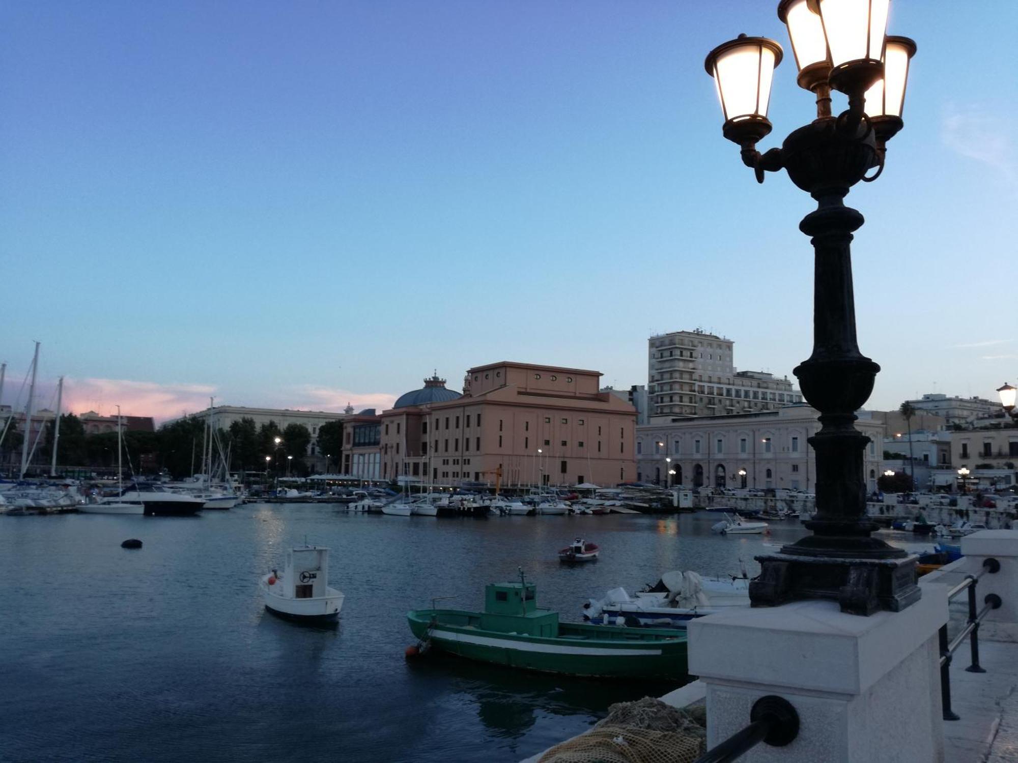 Cosmopolitan-Bari Bed & Breakfast Bagian luar foto